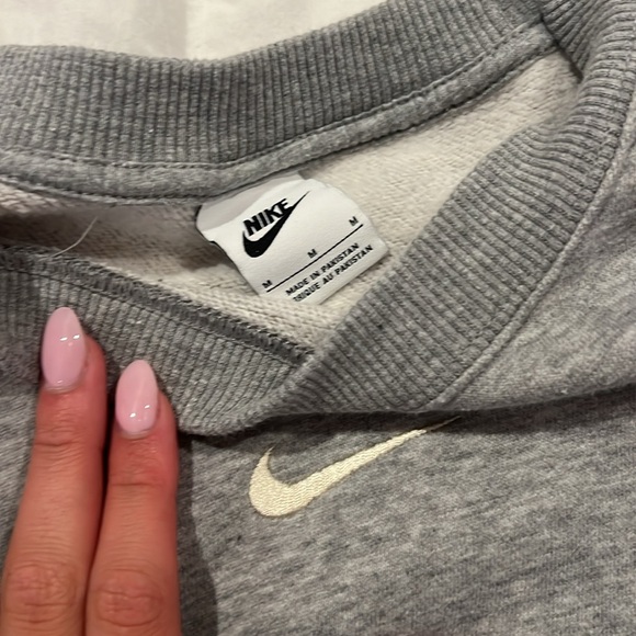 Grey Nike woman’s medium crewneck - Picture 2 of 2